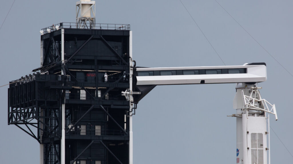 La Falcon 9 sur son pas de tir. // Source : Flickr/CC/Nasa HQ Photo (photo recadrée)