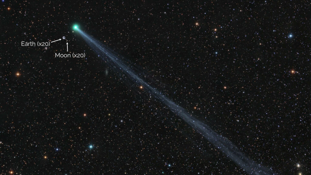 La comète Swan comparée à la Terre et la Lune. // Source : Twitter @SpaceSciSteph (image recadrée)