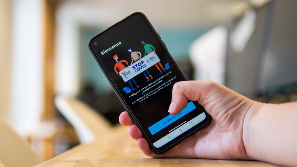 Dès la première version de l'app, StopCovid, le débat sur les avantages a été posé.  // Source : Louise Audry pour Numerama
