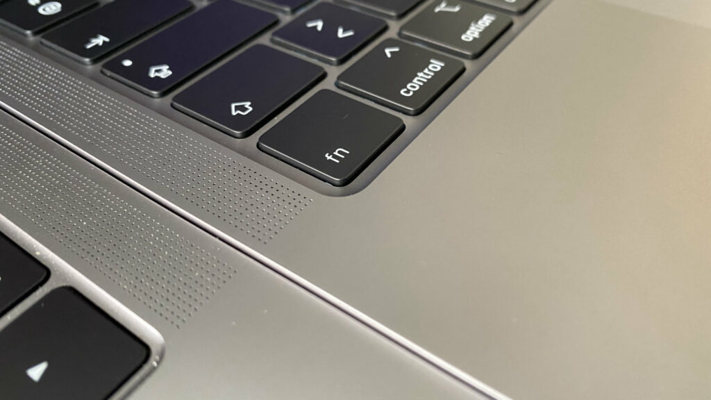 Le clavier papillon fait gagner moins d'un millimètre au MacBook Pro // Source : Louise Audry pour Numerama