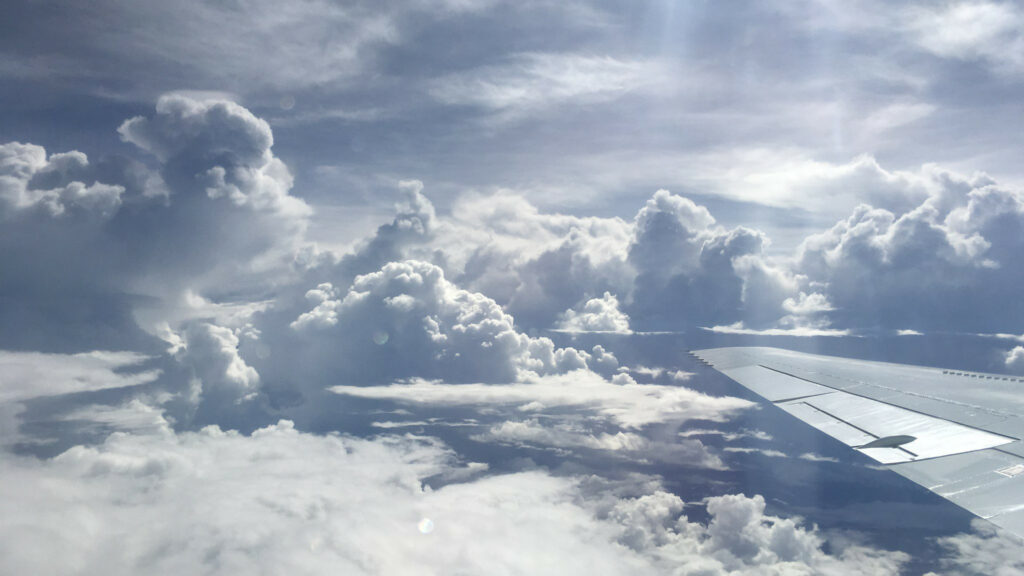 Survol de l'océan Pacifique lors d'une des expéditions ATom. // Source : Flickr/CC/Nasa Earth Right Now (photo recadrée)