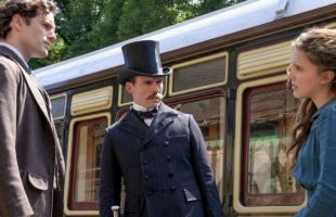 De gauche à droite : Sherlock (Henry Cavill), Mycroft (Sam Claflin) et Enola (Millie Bobby Brown). // Source : Netflix