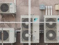 Des climatiseurs. // Source : Flickr/CC/Vee Satayamas (photo recadrée)