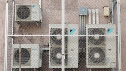 Des climatiseurs. // Source : Flickr/CC/Vee Satayamas (photo recadrée)