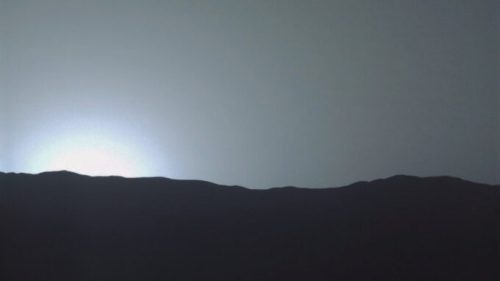 Coucher de Soleil vu par Curiosity en 2014 sur Mars. // Source : Flickr/CC/Raziel Abulafia (photo recadrée)