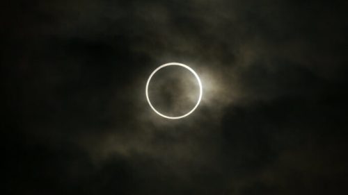 Éclipse annulaire de Soleil. // Source : Flickr/CC/Hidetsugu Tonomura (photo recadrée)