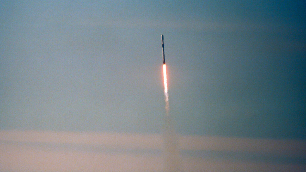 Lancement d'une fusée Falcon 9. // Source : Flickr/CC/Glenn Beltz (photo recadrée)