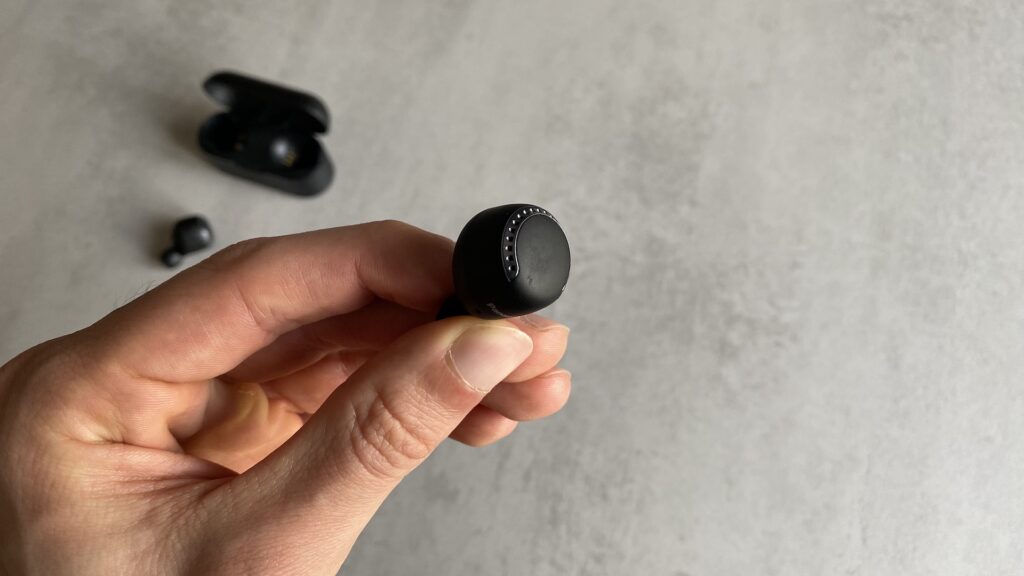 Surface tactile d'un écouteur Panasonic RZ-S500W // Source : Maxime Claudel pour Numerama Surface tactile d'un écouteur Panasonic RZ-S500W // Source : Maxime Claudel pour Numerama