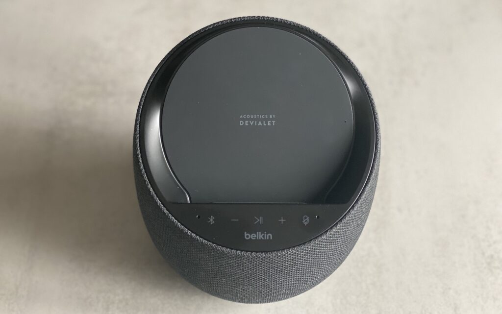 Le dessus de la Belkin SoundForm Elite // Source : Maxime Claudel pour Numerama