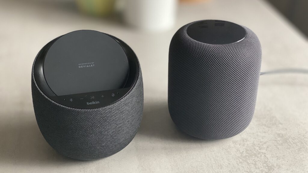 Belkin SoundForm Elite versus Apple HomePod // Source : Maxime Claudel pour Numerama Belkin SoundForm Elite versus Apple HomePod // Source : Maxime Claudel pour Numerama