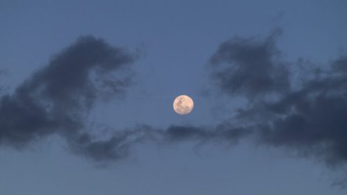 La Lune dans un ciel nuageux. // Source : Flickr/CC/Bernal Saborio