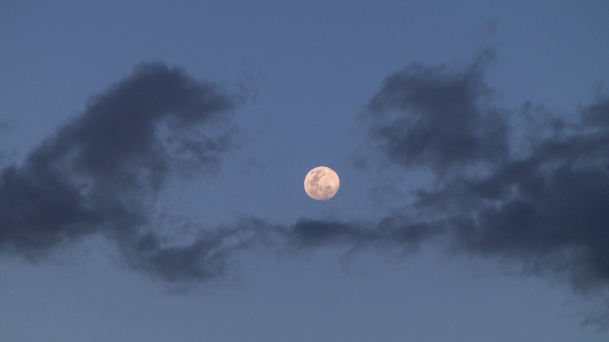 La Lune dans un ciel nuageux. // Source : Flickr/CC/Bernal Saborio