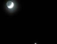 La Lune, Jupiter et Saturne en 2007. // Source : Flickr/CC/Devon Christopher Adams (photo recadrée)