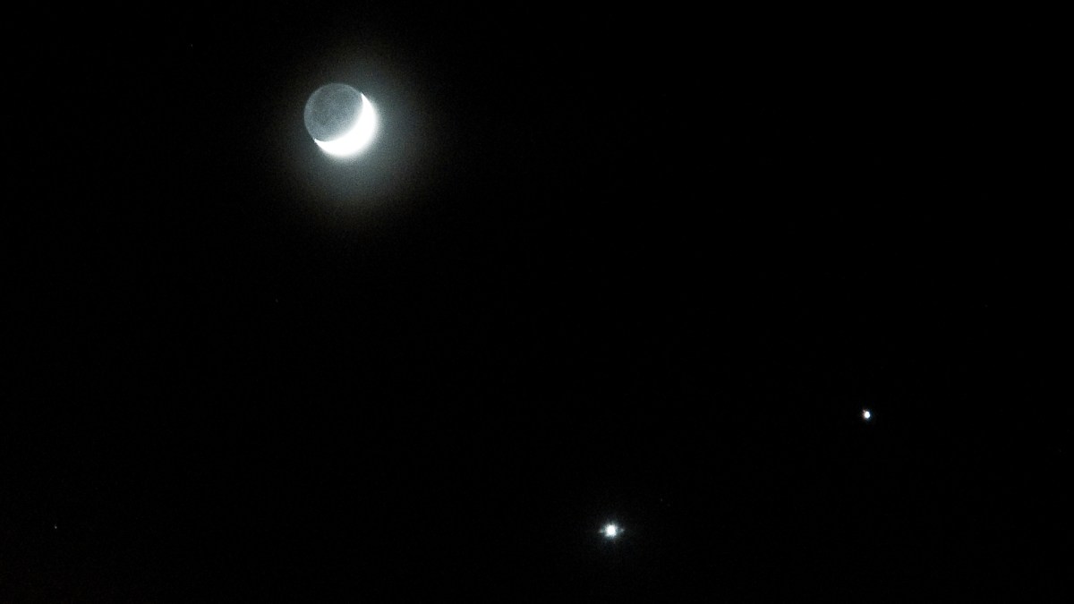 La Lune, Jupiter et Saturne en 2007. // Source : Flickr/CC/Devon Christopher Adams (photo recadrée)