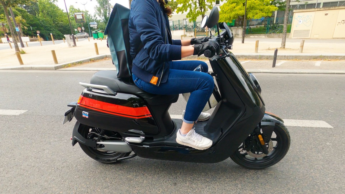 Le scooter Niu NGi GTS Sport // Source : Louise Audry pour Vroom/Numerama