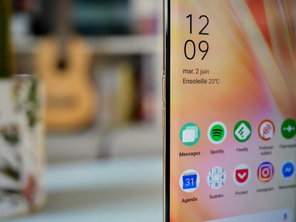 L'écran du OPPO Find X2 Pro est légèrement incliné. L'écran du OPPO Find X2 Pro est légèrement incliné.