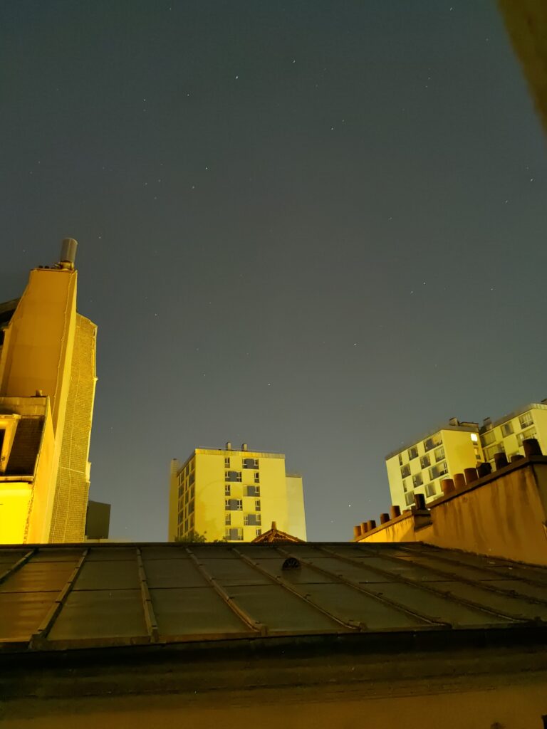 Photo prise avec le capteur principal du Fin X2 Pro. Non seulement les couleurs sont fidèles, mais en plus on peut apercevoir les étoiles du ciel parisien.