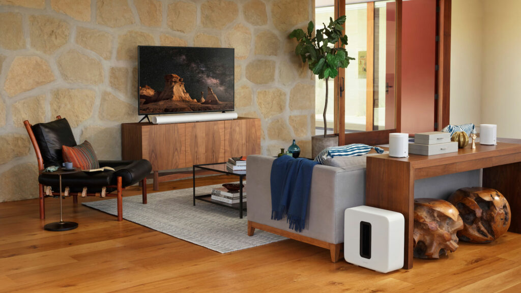 La Sonos Arc en blanc (avec caisson de basse et enceintes arrière) // Source : Sonos La Sonos Arc en blanc (avec caisson de basse et enceintes arrière) // Source : Sonos
