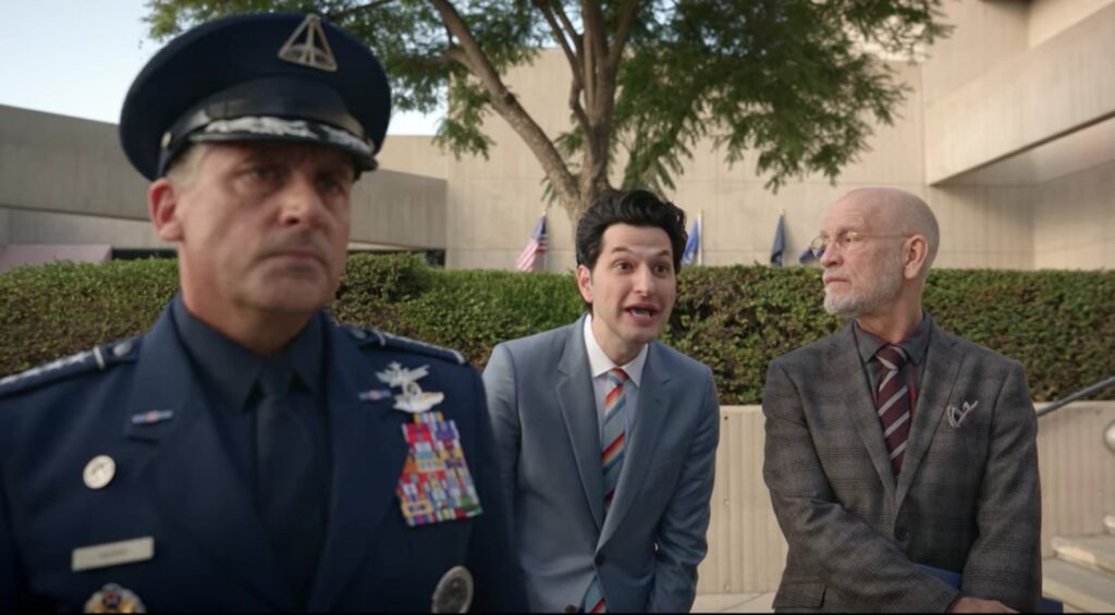 Steve Carell, Ben Schwartz et John Malkovich dans Space Force // Source : Netflix Steve Carell, Ben Schwartz et John Malkovich dans Space Force // Source : Netflix