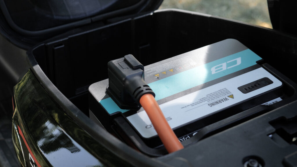 L'emplacement de la batterie dans le Super Soco CPx // Source : Louise Audry pour Vroom/Numerama