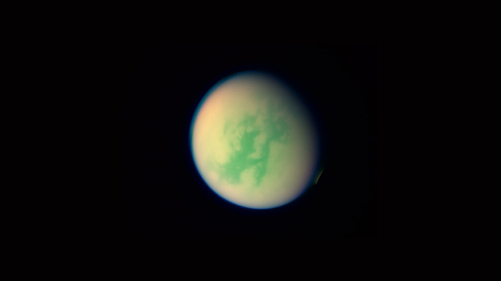 Titan vue par Cassini en 2013. // Source : Flickr/CC/Kevin Gill (photo recadrée et modifiée)