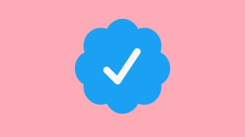 Le badge certifié sur Twitter va changer de signification. // Source : Twitter/montage Numerama