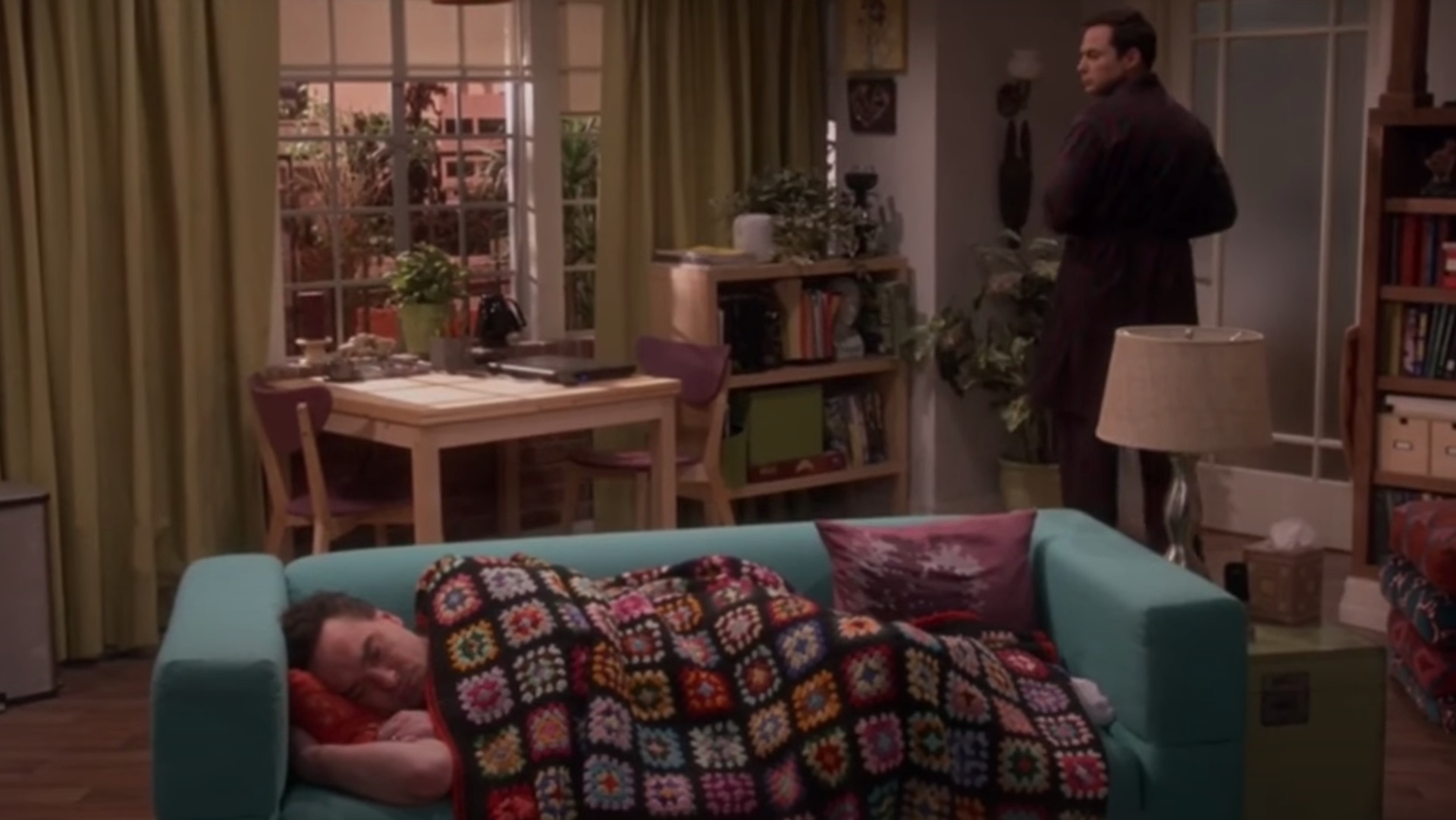 Même Leonard fait du couch surfing // Source : Big Bang Theory S12E15