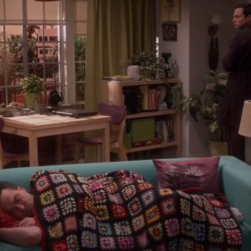 Même Leonard fait du couch surfing // Source : Big Bang Theory S12E15