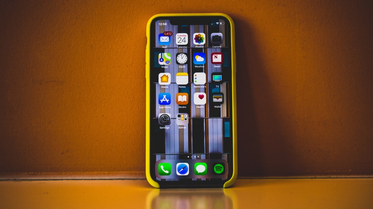 Des iPhone moins sécurisés seront distribués aux hackers. // Source : Essow Kedelina/Pexels