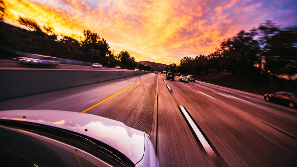 Les matériaux de construction, la vitesse sur les autoroutes et l'ajout de trafic supplémentaires sont autant de sources d'une empreinte carbone décuplée. // Source : Pexels