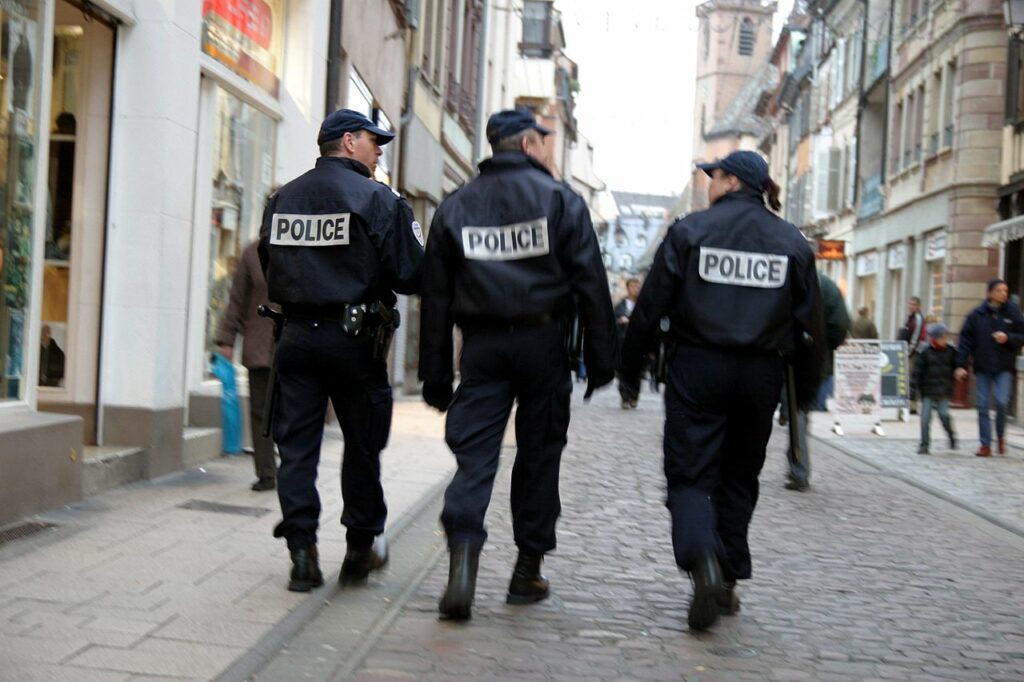 Des agents de police patrouillent // Source : Wikimedia Commons