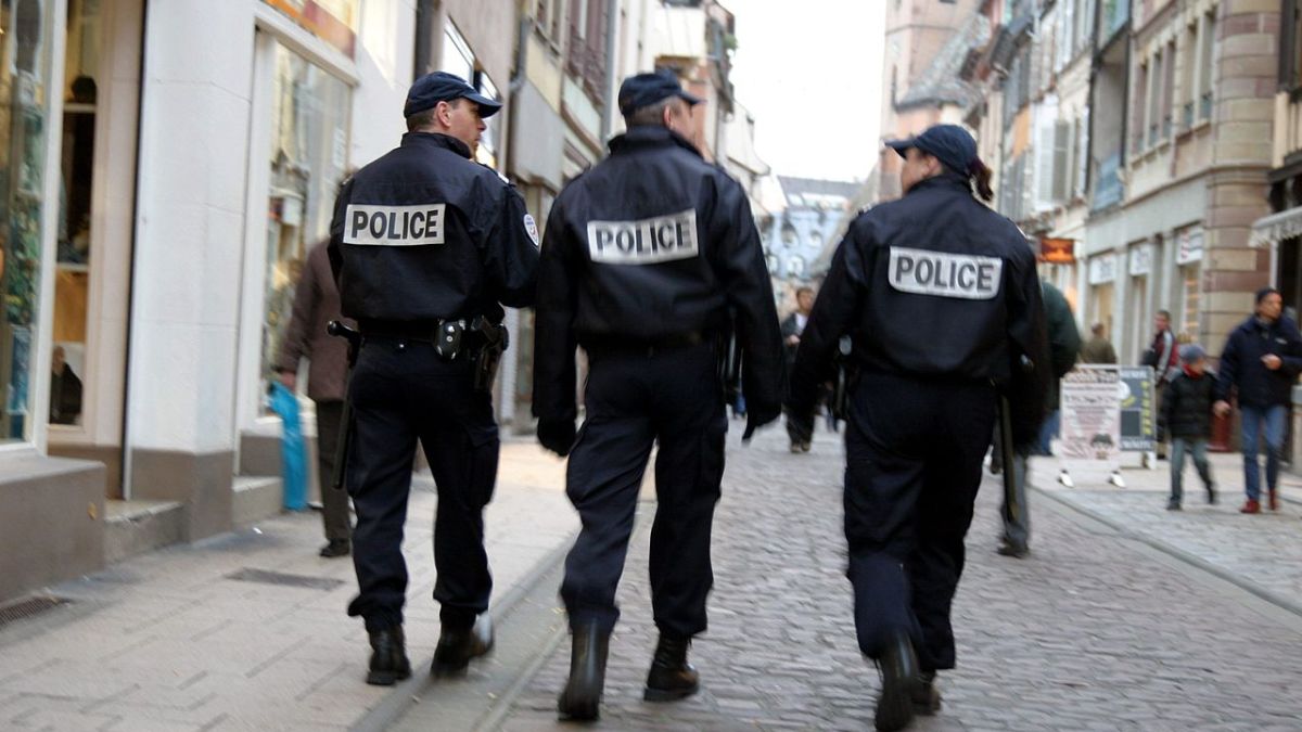 Des agents de police patrouillent // Source : Wikimedia Commons