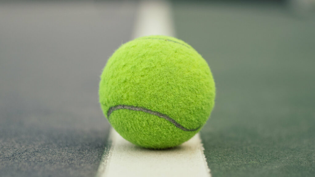 Si la Planète Neuf est un trou noir, elle ferait la taille d'une balle de tennis. // Source : Pexels/Bogdan Glisik (photo recadrée)