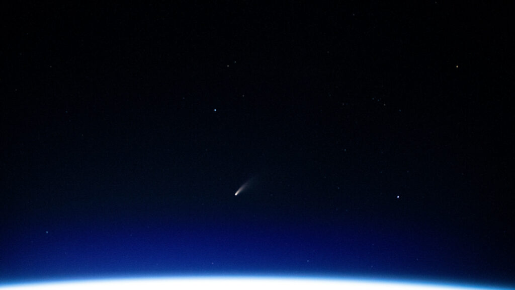 La comète NEOWISE vue de l'ISS le 5 juillet 2020. // Source : Flickr/CC/NASA Johnson (photo recadrée)