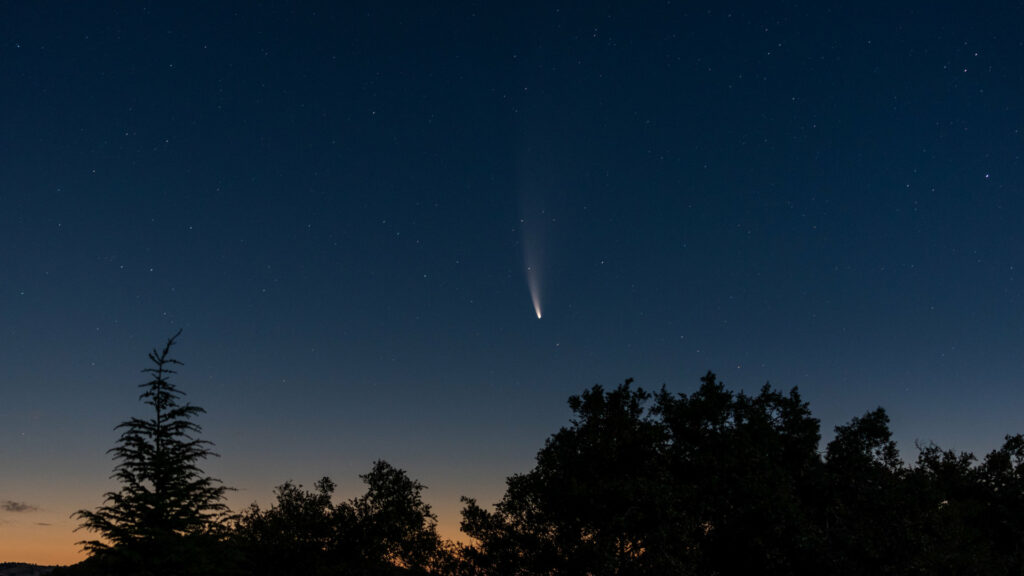 La comète C/2020 F3 (NEOWISE) photographiée depuis le Mont Hamilton, en Californie. // Source : Flickr/CC/John Krzesinski (photo recadrée)