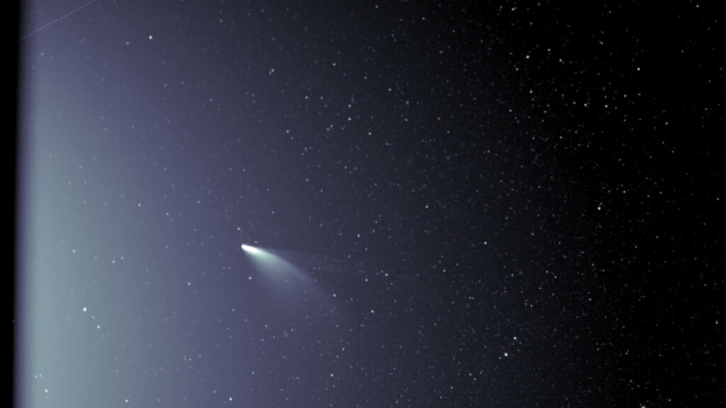La comète NEOWISE le 5 juillet 2020. // Source : NASA/Johns Hopkins APL/Naval Research Lab/Parker Solar Probe/Brendan Gallagher (photo recadrée)