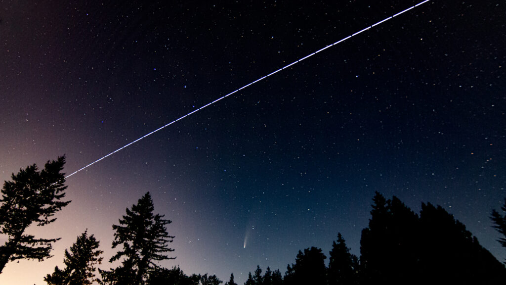 La comète NEOWISE, l'ISS et la Petite Ourse. // Source : Flickr/CC/Geoff Sowrey (photo recadrée)