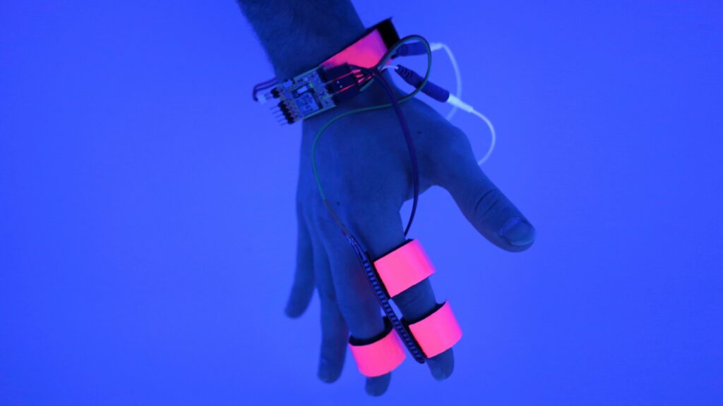 L'appareil Dormio, fixé sur la main, pour mesurer les signaux physiologiques du sommeil. // Source : Oscar Rosello (CC BY 4.0)
