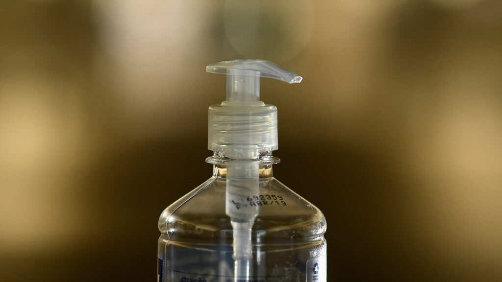 Un flacon de gel hydroalcoolique. // Source : Flickr/CC/Senado Federal (photo recadrée)