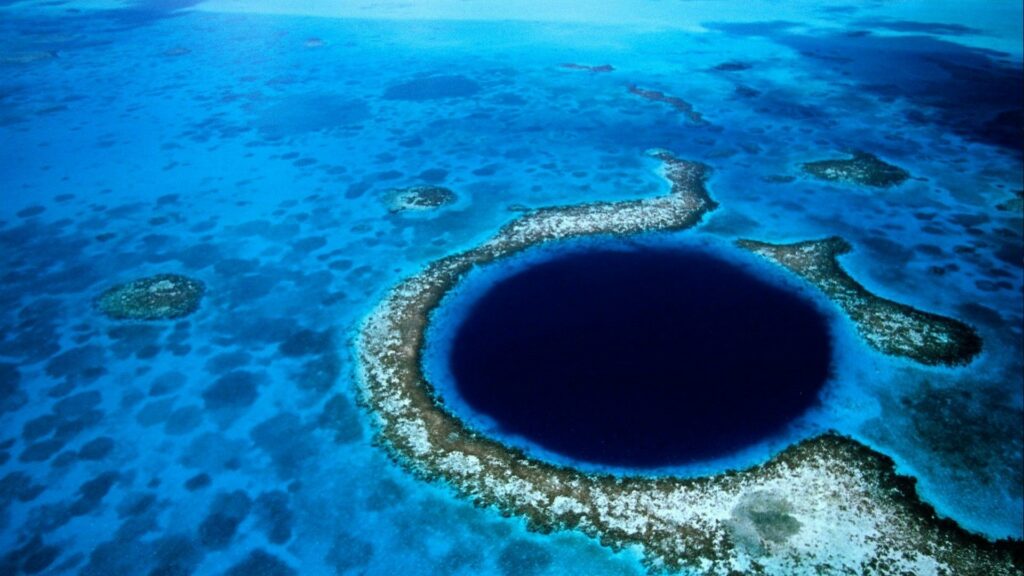 Le Grand Trou Bleu, au large de la côte du Bélize. // Source : Domaine public