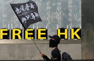 Un manifestant le 19 janvier 2020 protestant contre le projet de loi d'extradition entre Hong Kong et la Chine. // Source : Etan Liam