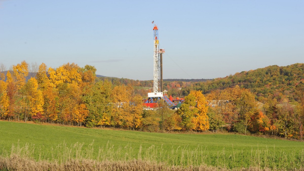 Une plateforme de forage d'un puit de gaz de schiste. // Source : Wikimedia / Meredithw (Une plateforme de forage d'un puit de gaz de schiste)