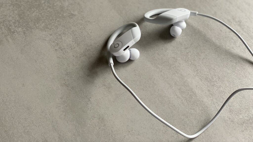 Les écouteurs Beats Powerbeats  // Source : Maxime Claudel pour Numerama