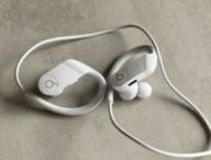 Les écouteurs Beats Powerbeats  // Source : Maxime Claudel pour Numerama