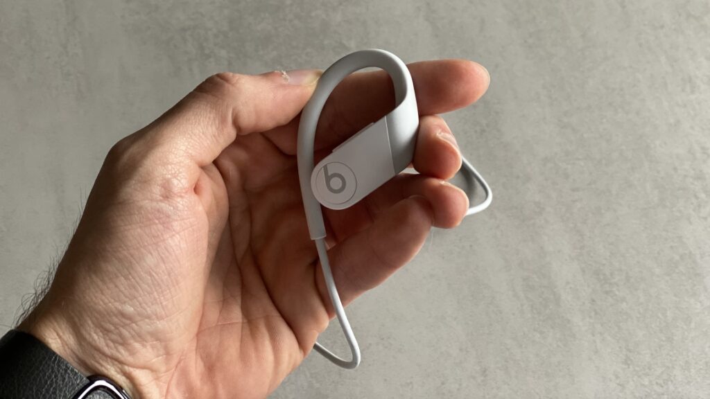 L'écouteur droit des Powerbeats // Source : Maxime Claudel pour Numerama L'écouteur droit des Powerbeats // Source : Maxime Claudel pour Numerama