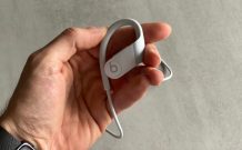L'écouteur droit des Powerbeats // Source : Maxime Claudel pour Numerama