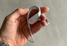 L'écouteur droit des Powerbeats // Source : Maxime Claudel pour Numerama