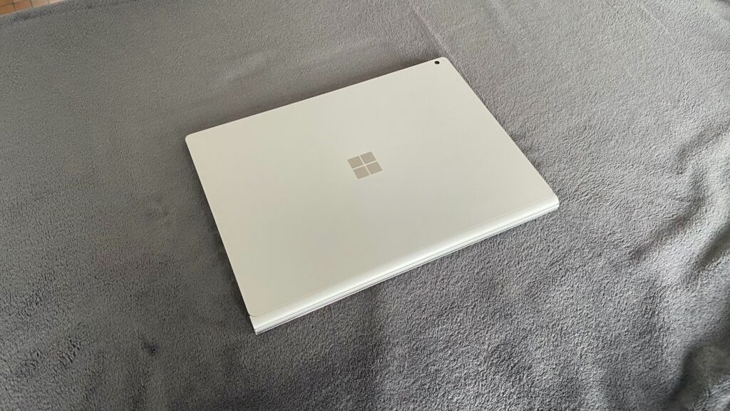 Le Surface Book 3 (dessus) // Source : Maxime Claudel pour Numerama Le Surface Book 3 (dessus) // Source : Maxime Claudel pour Numerama