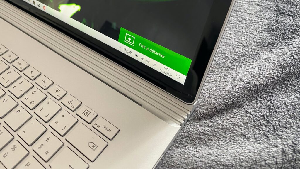 Surface Book 3 : commande qui permet de détacher le clavier et l'écran // Source : Maxime Claudel pour Numerama