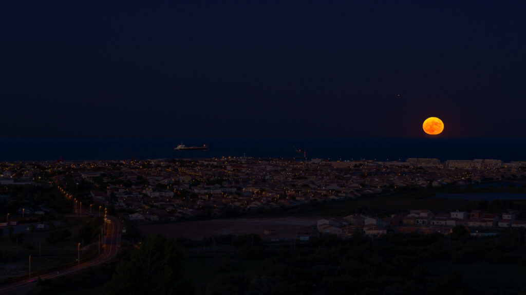Lever de Lune et de Jupiter au large de Port-la-Nouvelle ce 5 juillet 2020. // Source : Flickr/CC/maxime raynal (photo recadrée)